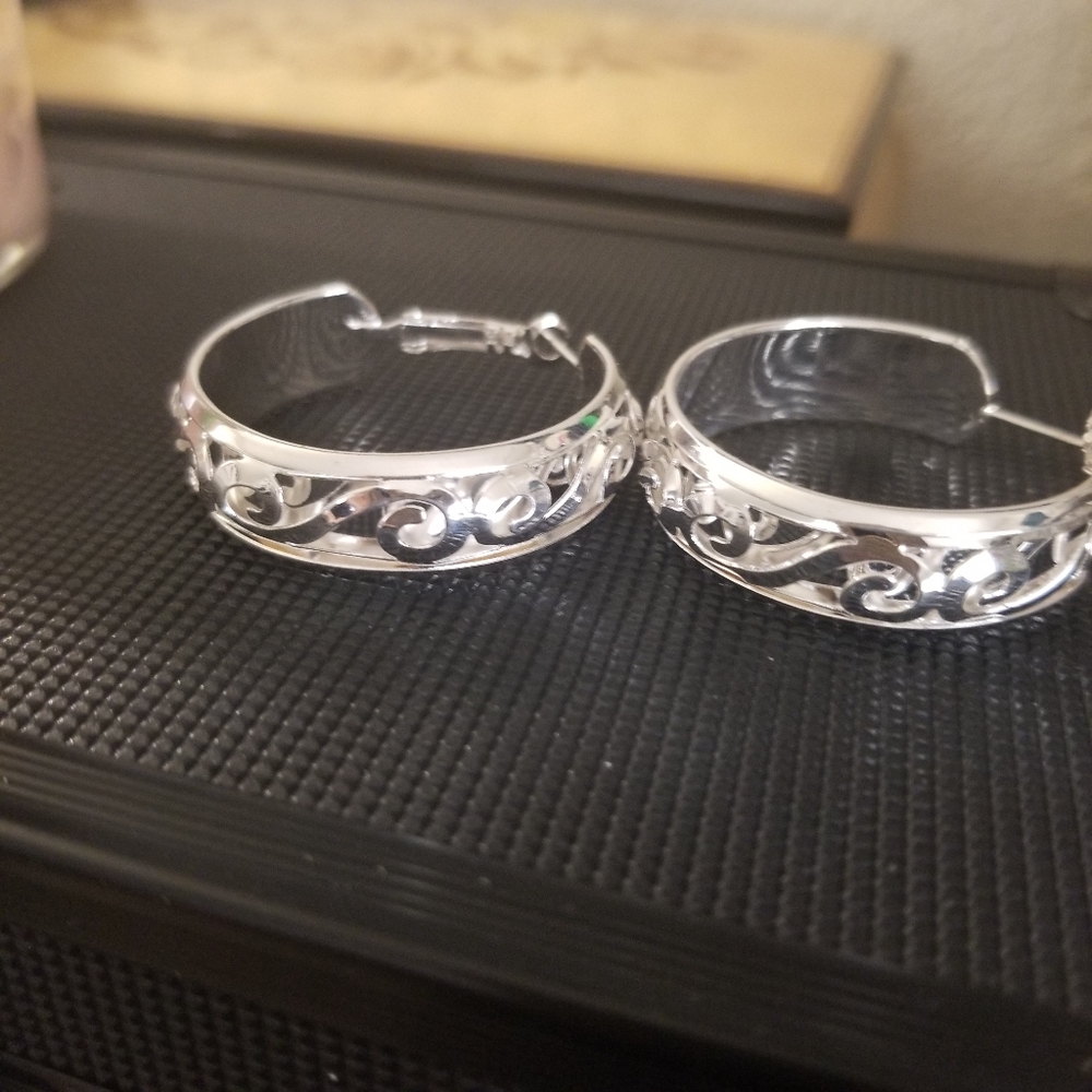 New gorgeous ladies silver hoop earrings